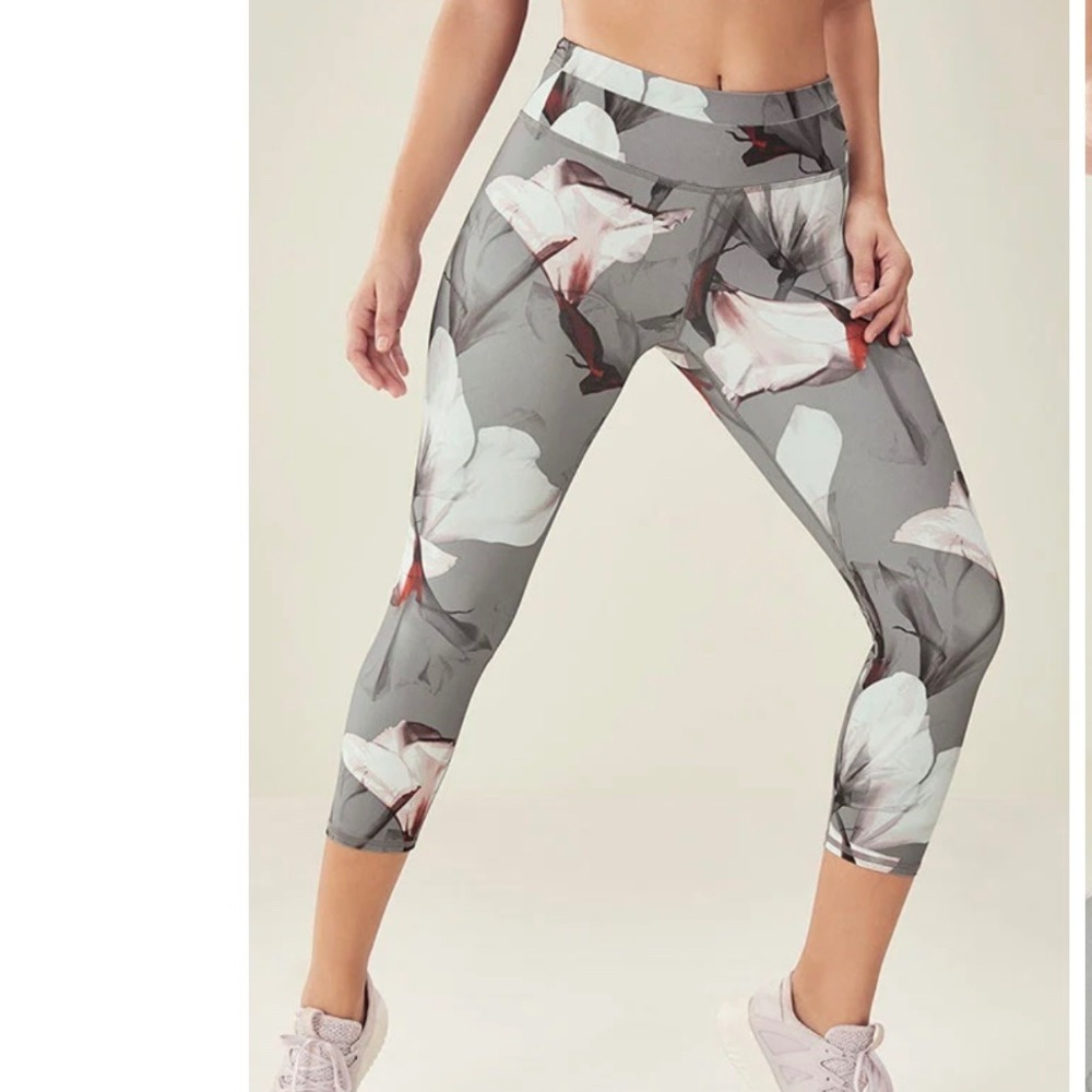 Fabletics Size Small Gia Powerlite Capri leggings in Gray‎ Mirage Floral Print
